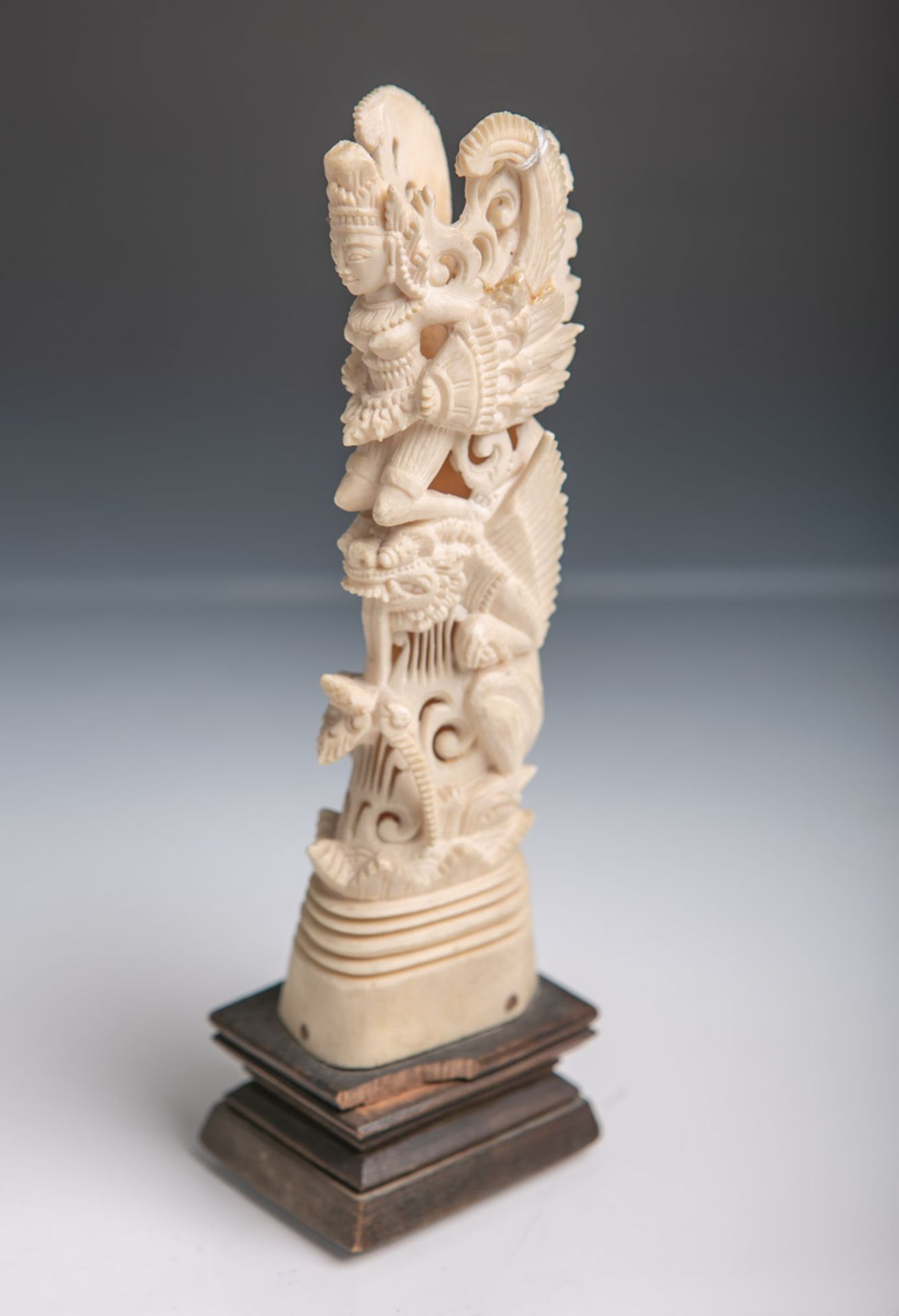 Knochenschnitzarbeit (Indien, wohl um 1900), Darstellung von einer Gottheit, auf einem