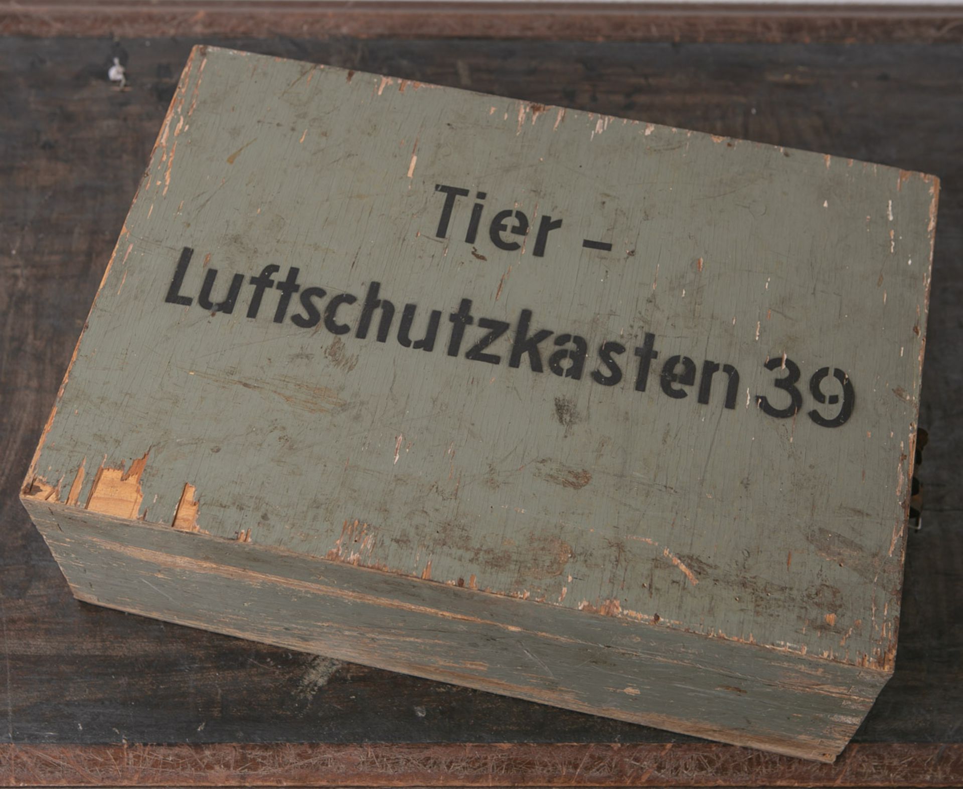 "Tier-Luftschutzkasten 39" (2. WK), Drittes Reich, aus Holz, grau lackiert, "Erste Hilfe