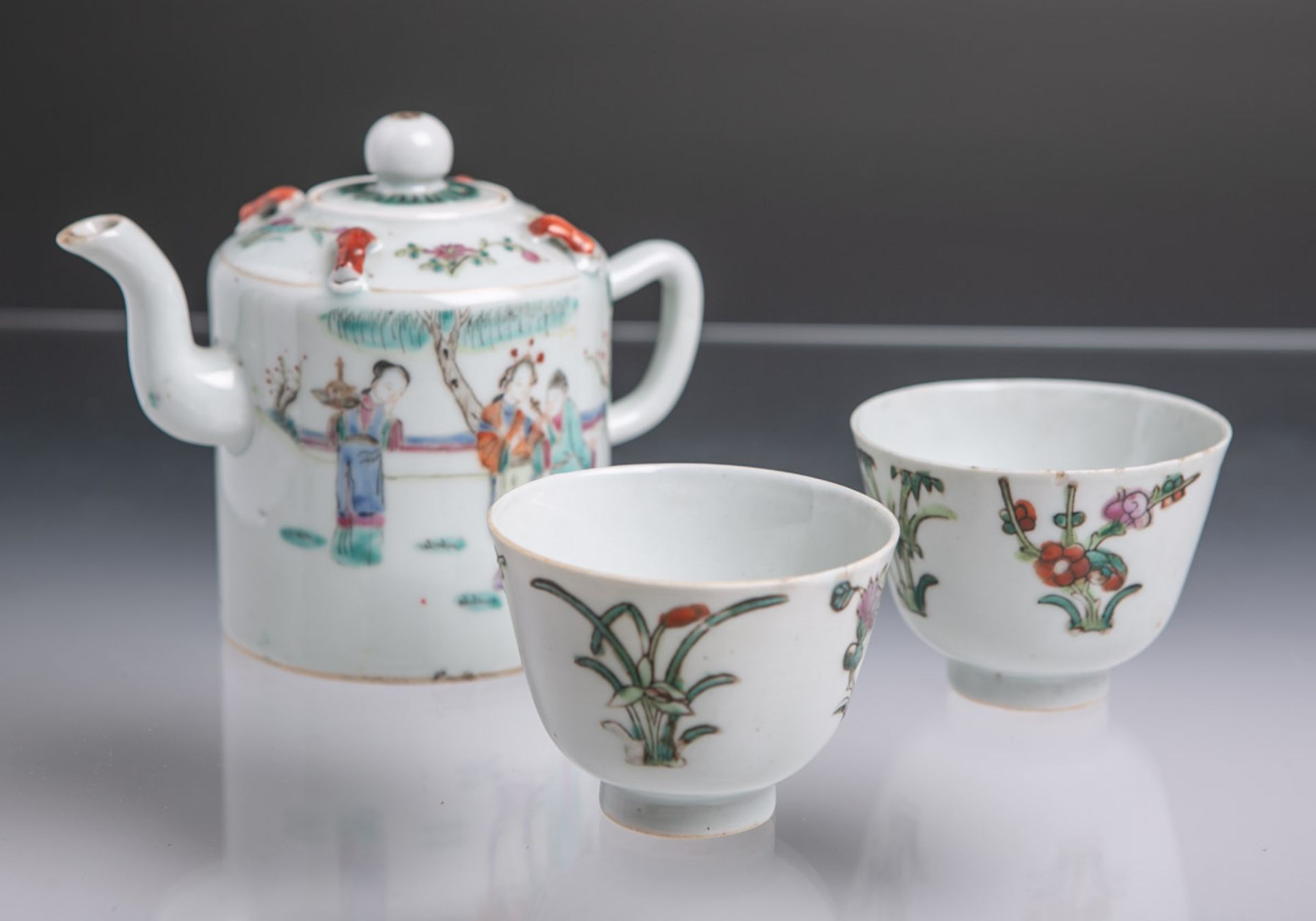 Teekanne m. 2 Koppchen (wohl China, 19. Jahrhundert), Porzellan m. polychromer