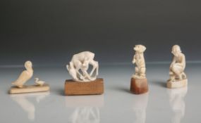 4 kl. Elfenbeinschnitzarbeiten (wohl Erbach, um 1900), Figuren von einem Dackel,
