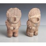 Paar Hohlfiguren (Präkolumbianisch), wohl Frau und Mann darstellend mit je Kopfputz,