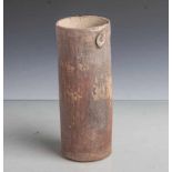 Zylinderförmiges Keramikgefäß (Mexiko, Nazca-Kultur), roter Ton m. Resten einer Bemalung,