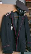 Alte Feuerwehr-Uniform m. Mütze, dunkelblaues Wolltuch m. roten Vorstößen, Schulterstücke