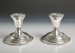 Paar Kerzenhalter aus 925 Sterling Silber (wohl England, 19./20. Jahrhundert), jeweils