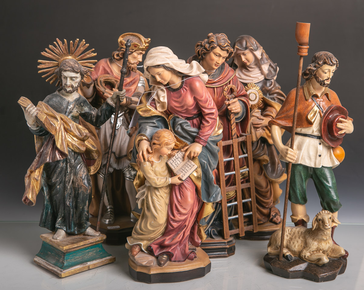 Konvolut von 6 versch. Holzfiguren von Heiligen, vollplastisch geschnitzt, polychrom