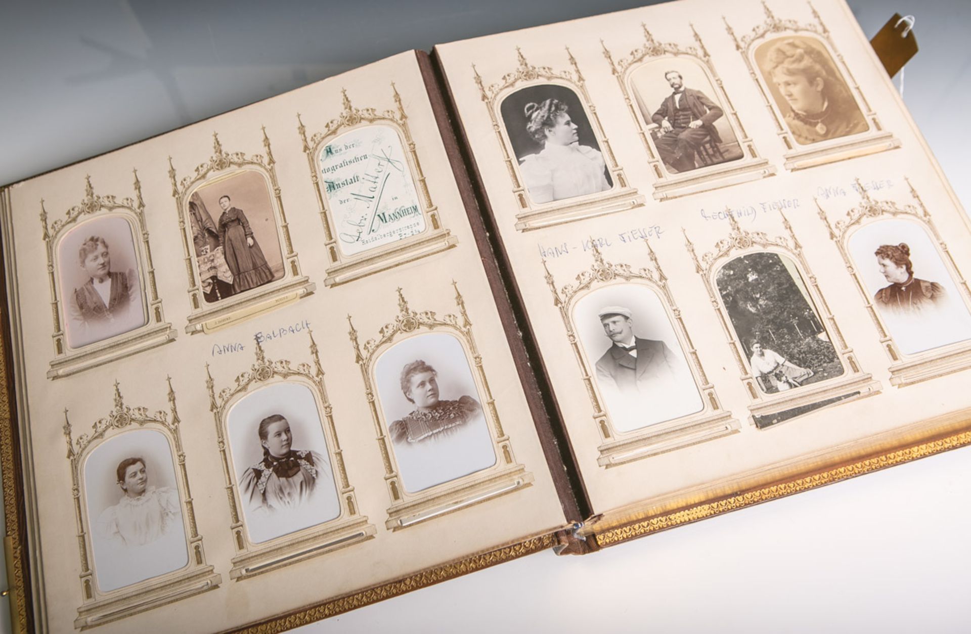 Aufwendig gestaltetes Privatfotoalbum (2. Hälfte 19. Jahrhundert), 117 Fotos der Familie - Image 2 of 2