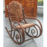 Eleganter Schaukelstuhl (wohl um 1900) aus Bugholz in Nußfarben gebeizt, Rücken und Sitz