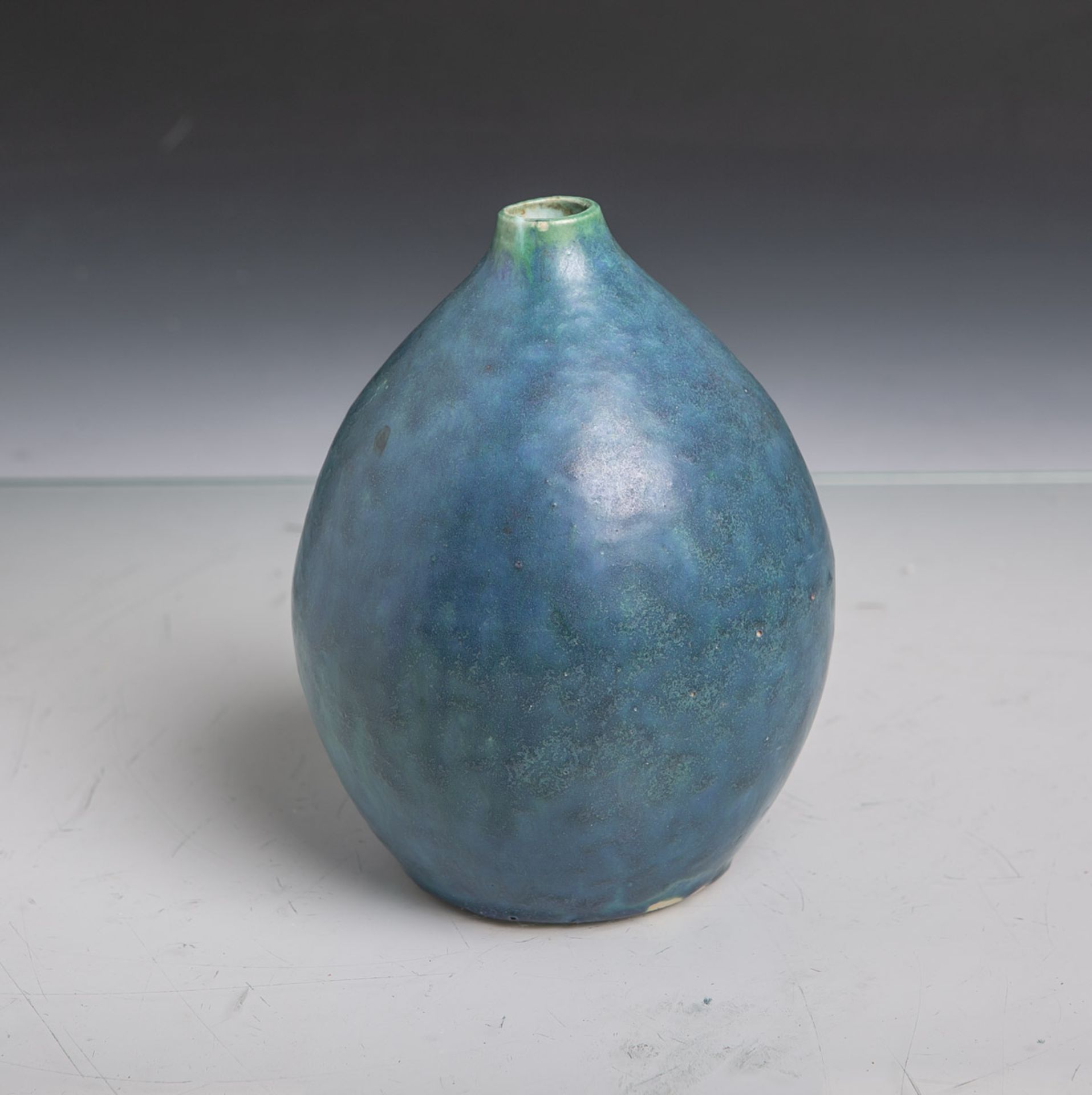 Kl. Keramikvase, bauchige Form, grün-blauer Verlauf, Unterboden sign. "Seifert", Dm. ca.