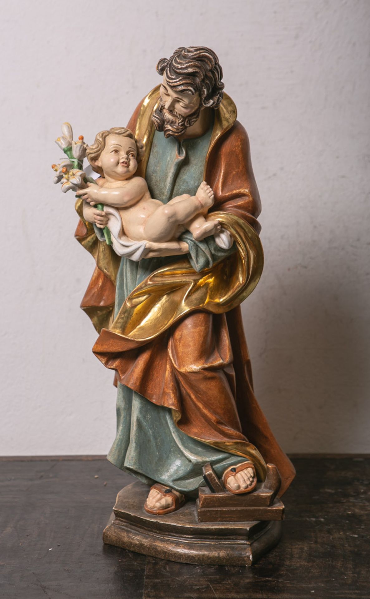 Holzfigur des Hl. Josefs (20. Jahrhundert), vollplastisch geschnitzt, polychrom gefasst u.
