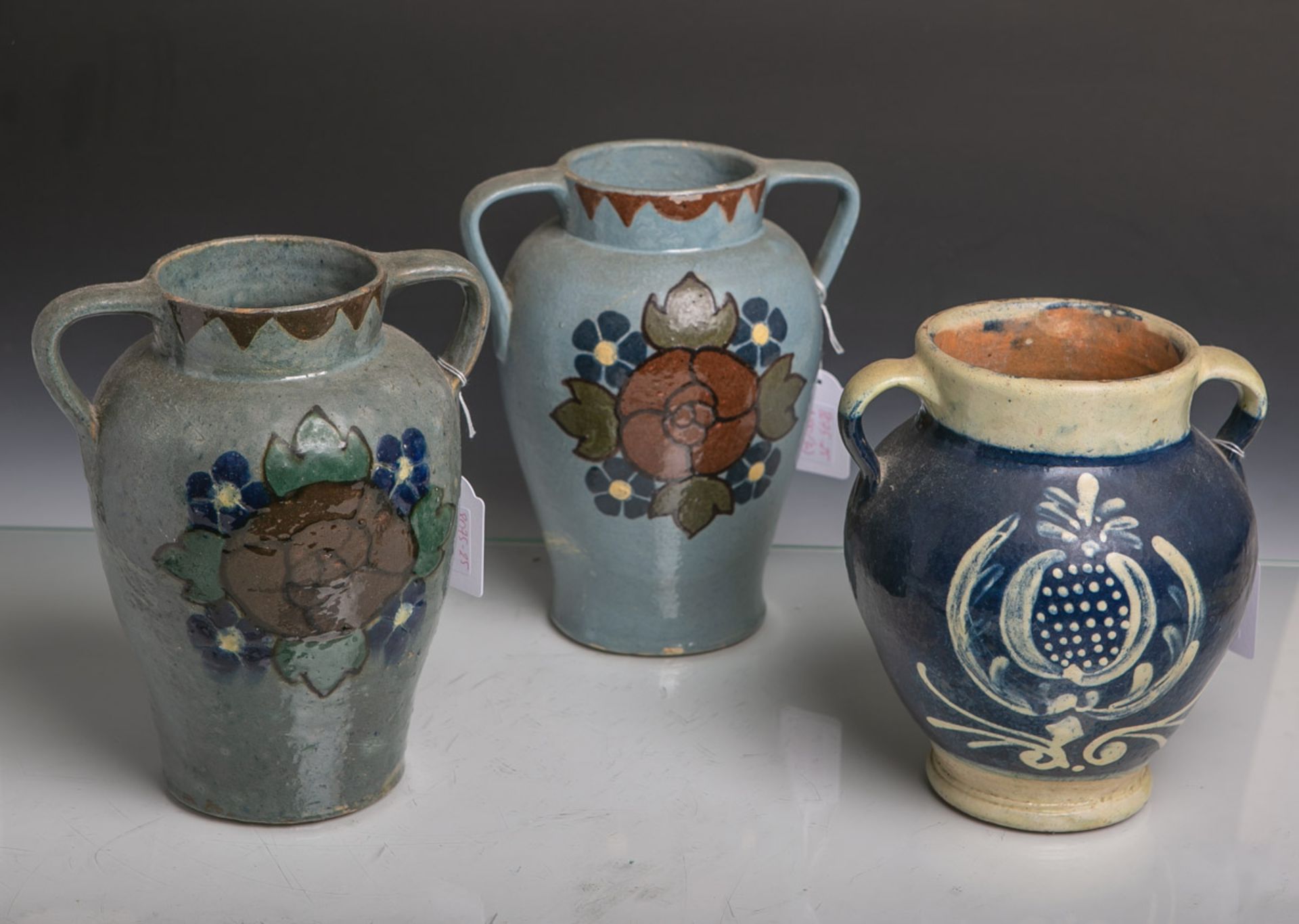 3 Keramikgefäße (18./19. Jahrhundert), polychrom gefasst, handbemalt, Blumendekor, davon