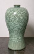 Bodenvase aus Keramik (Korea, Alter unbekannt, Unterbodensignatur), in grüner