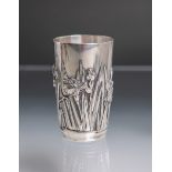 Becher aus Silber im Jugendstil (China, um 1920), mit reliefartigen Schwertlilien, innen