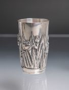 Becher aus Silber im Jugendstil (China, um 1920), mit reliefartigen Schwertlilien, innen