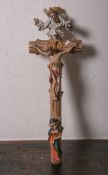 Kruzifix (neuzeitlich), Holz geschnitzt, Darstellung von Christus am stilisierten Kreuz