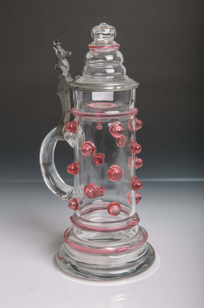 Deckelkrug aus klarem Glas m. aufgesetzten roten Glasnuppen (Historismus, um 1900),