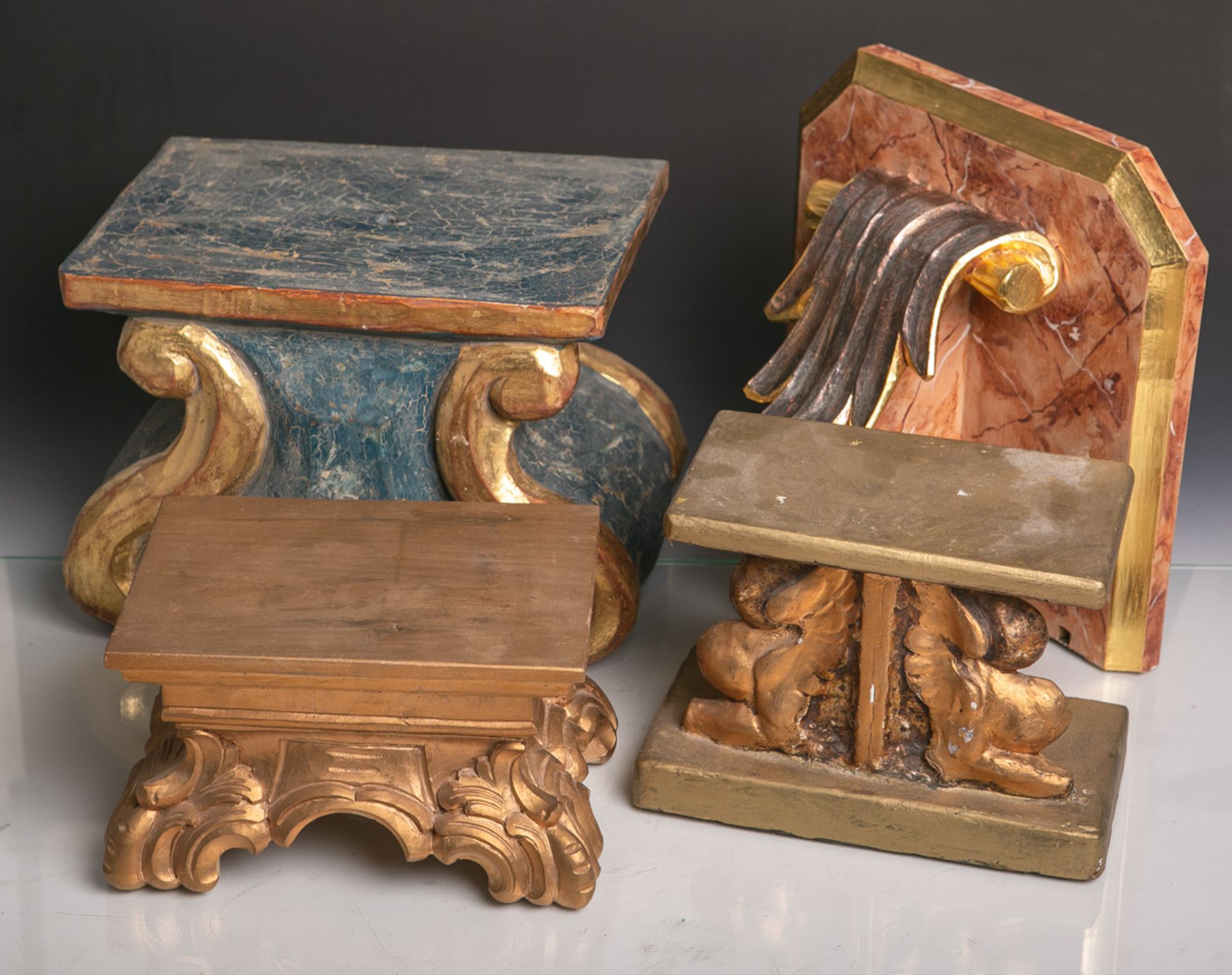 Konvolut von 4 versch. Holzkonsolen (20. Jahrhundert), polychrom gefasst, teils orig.