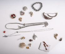 Konvolut Modeschmuck, teils Metall vergoldet, teils Silber, bestehend aus: Broschen,