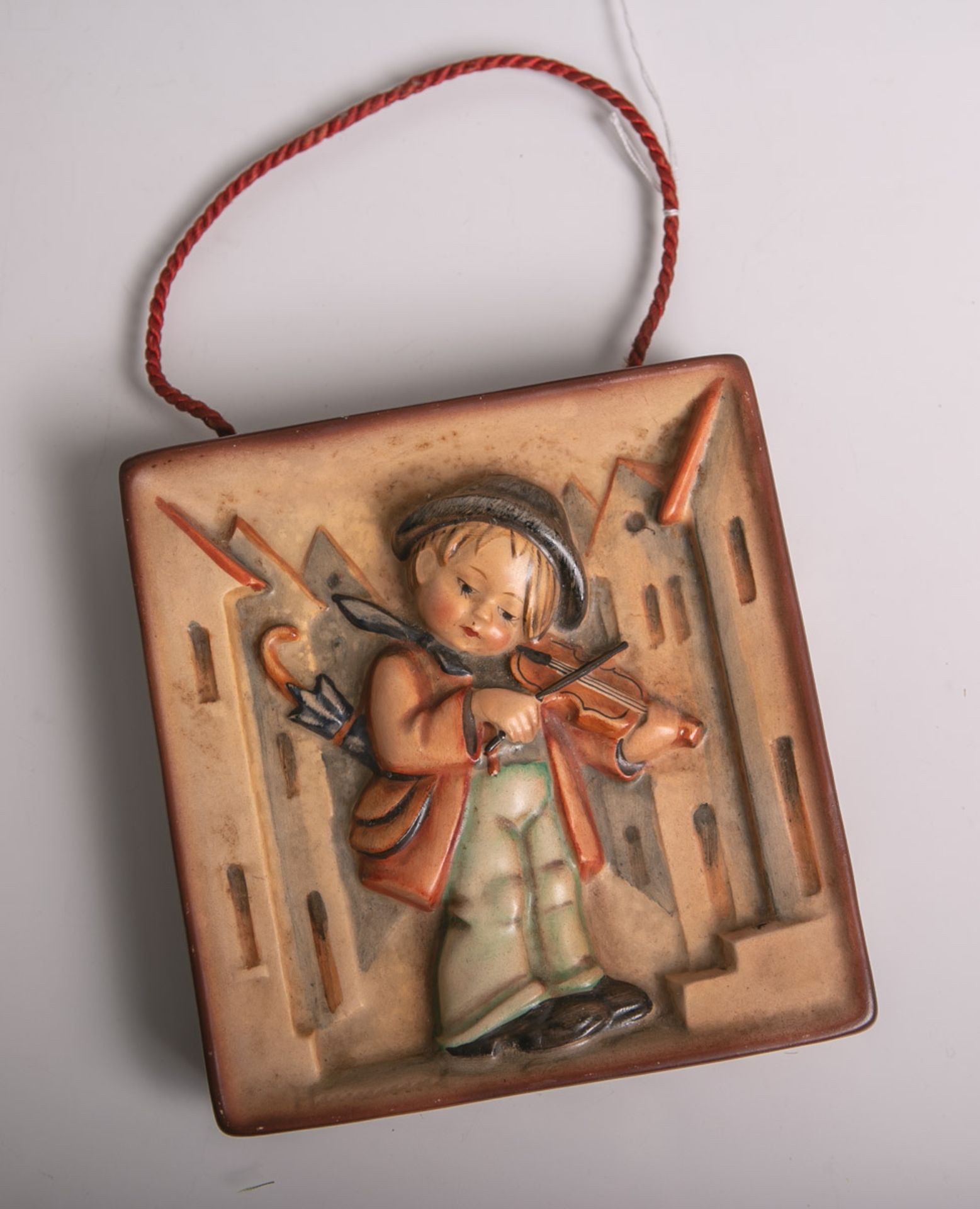 Junge mit Geige (Hummel-Wandplatte) aus Keramik von Goebel (alte blaue Unterbodenmarke,