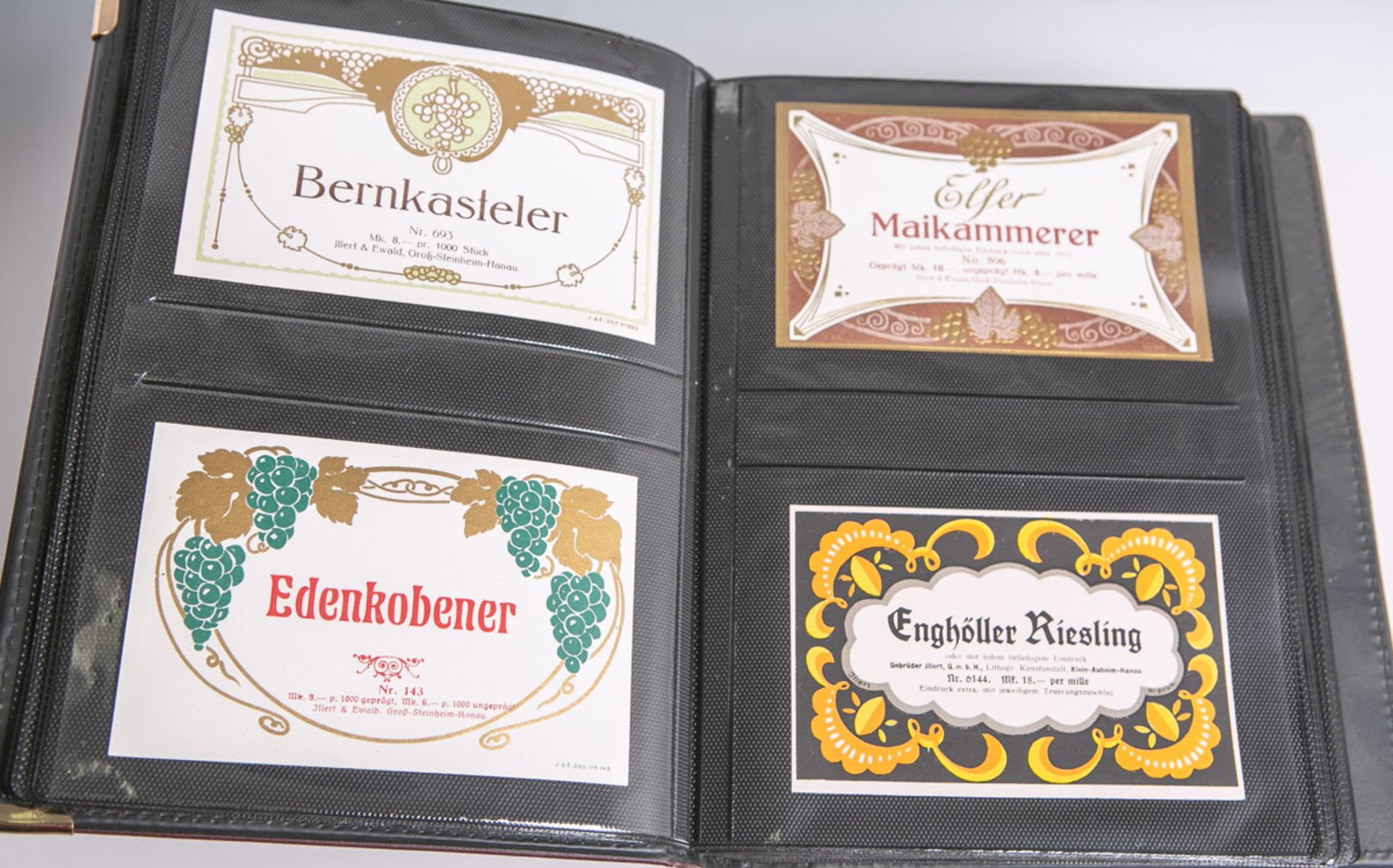 Konvolut von insgesamt 60 alten Weinetiketten (um 1900/30), wohl Vorzeige-Etiketten, im