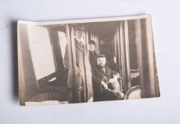 Fotografie / Postkarte (1913), 3 Personen im Zeppelin, rs. handschriftlich bez. "An Bord