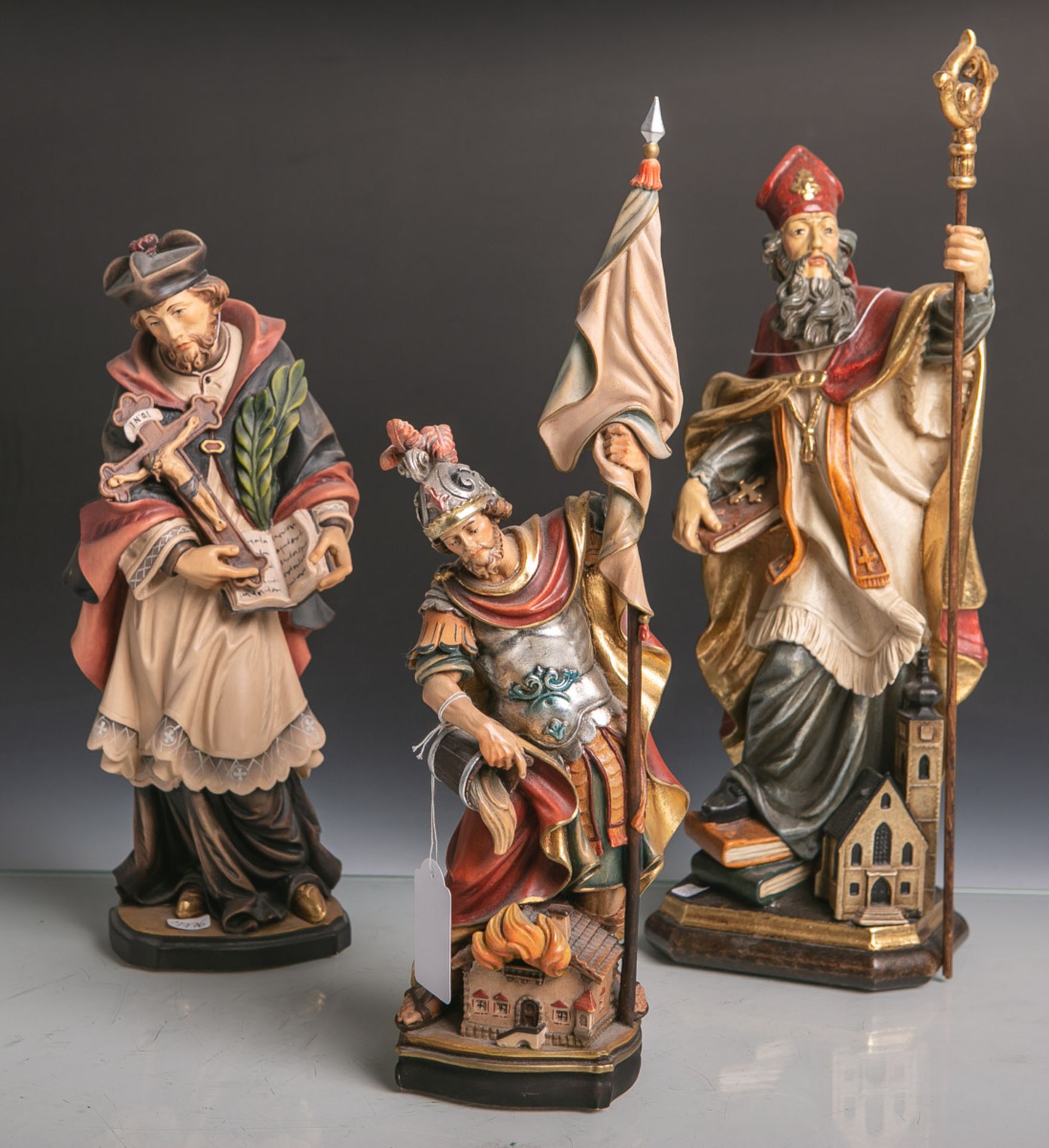 Konvolut von 3 versch. Holzfiguren von Heiligen, vollplastisch geschnitzt, polychrom