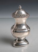 Salzstreuer (Hersteller unbekannt, wohl 19./20. Jahrhundert), aus versilbertem Metall, H.