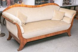 Sofa aus Kirschholz (aus der Zeit des Biedermeiers, um 1820/30), die Seitenwangen leicht