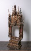 Kl. Hausaltar (Neogotik, um 1880/90), Eiche u.a. Hölzer, aufwendige Schnitzarbeit, teils