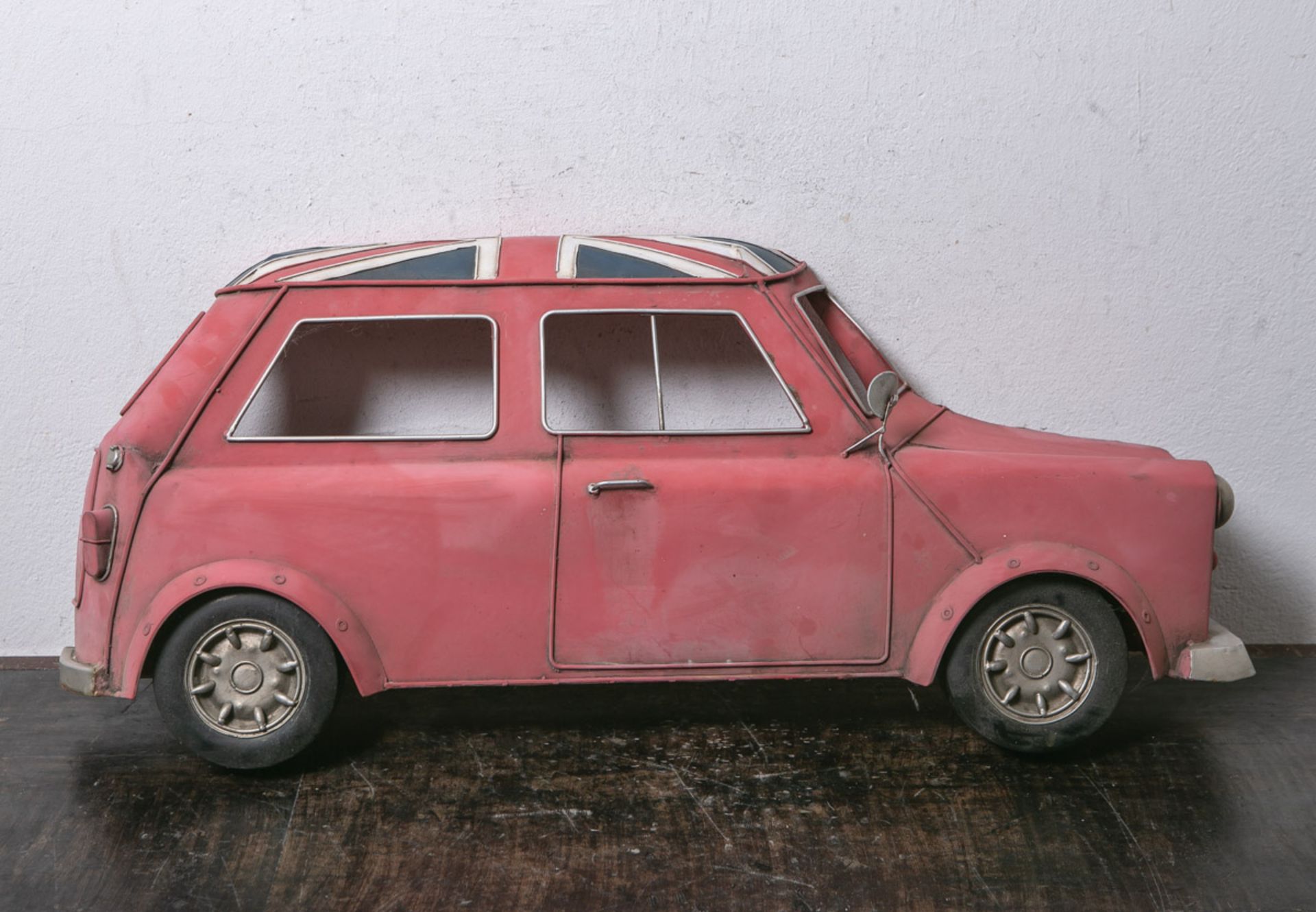 Blechmodell von Mini Cooper, Dekorationselement, halbes Fahrzeug m. britischer Flagge auf