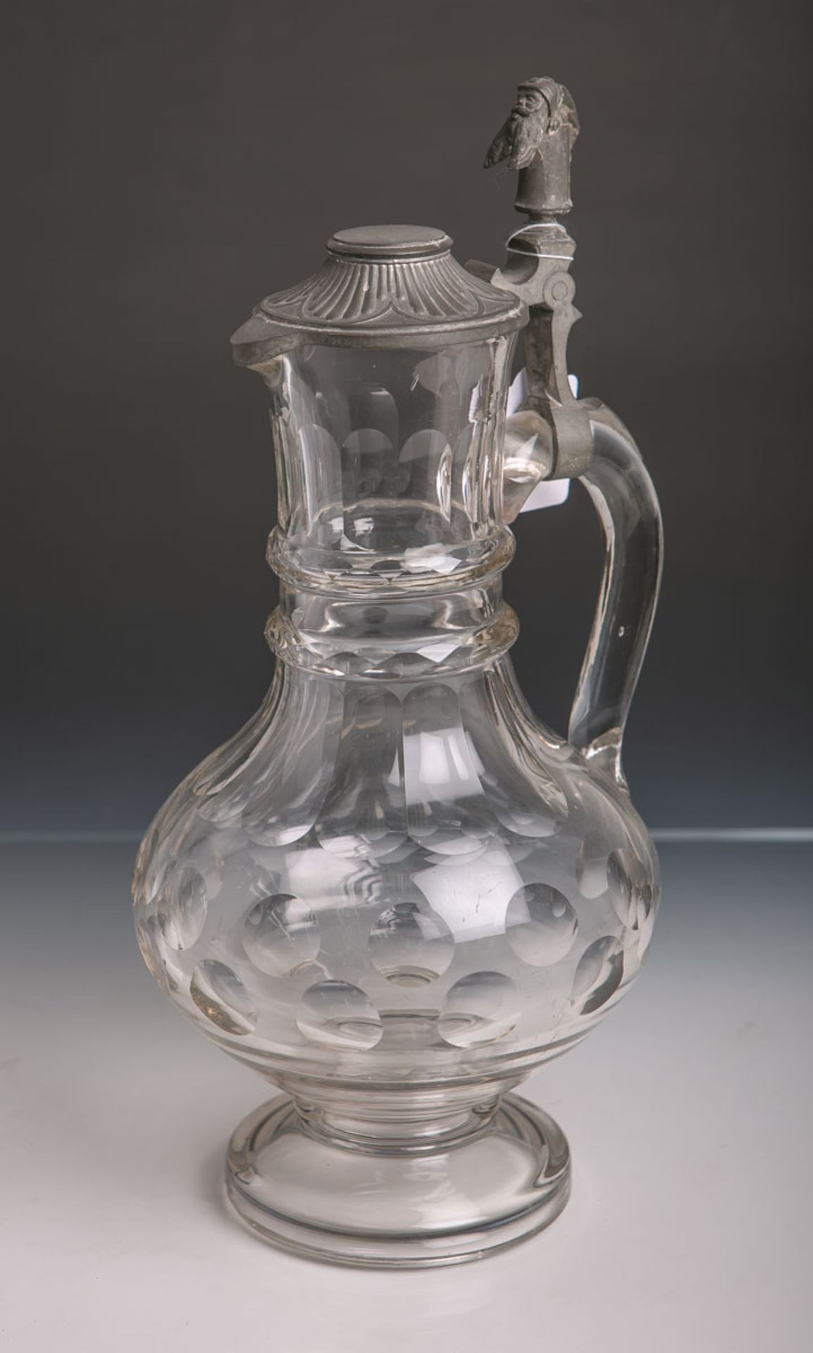 Glasschenkkanne (2. Hälfte des 19. Jahrhunderts), bauchiger Gefäßkörper aus klarem Glas,