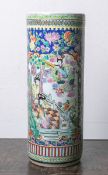 Hohe Vase (China, Unterbodenmarke), zylindrische Form, polychrome Malerei m. überwiegend
