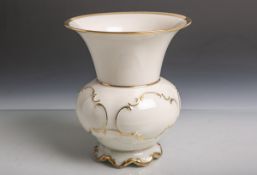 Vier verschiedene Vasen in verschiedenen Größen und Formen aus Porzellan von