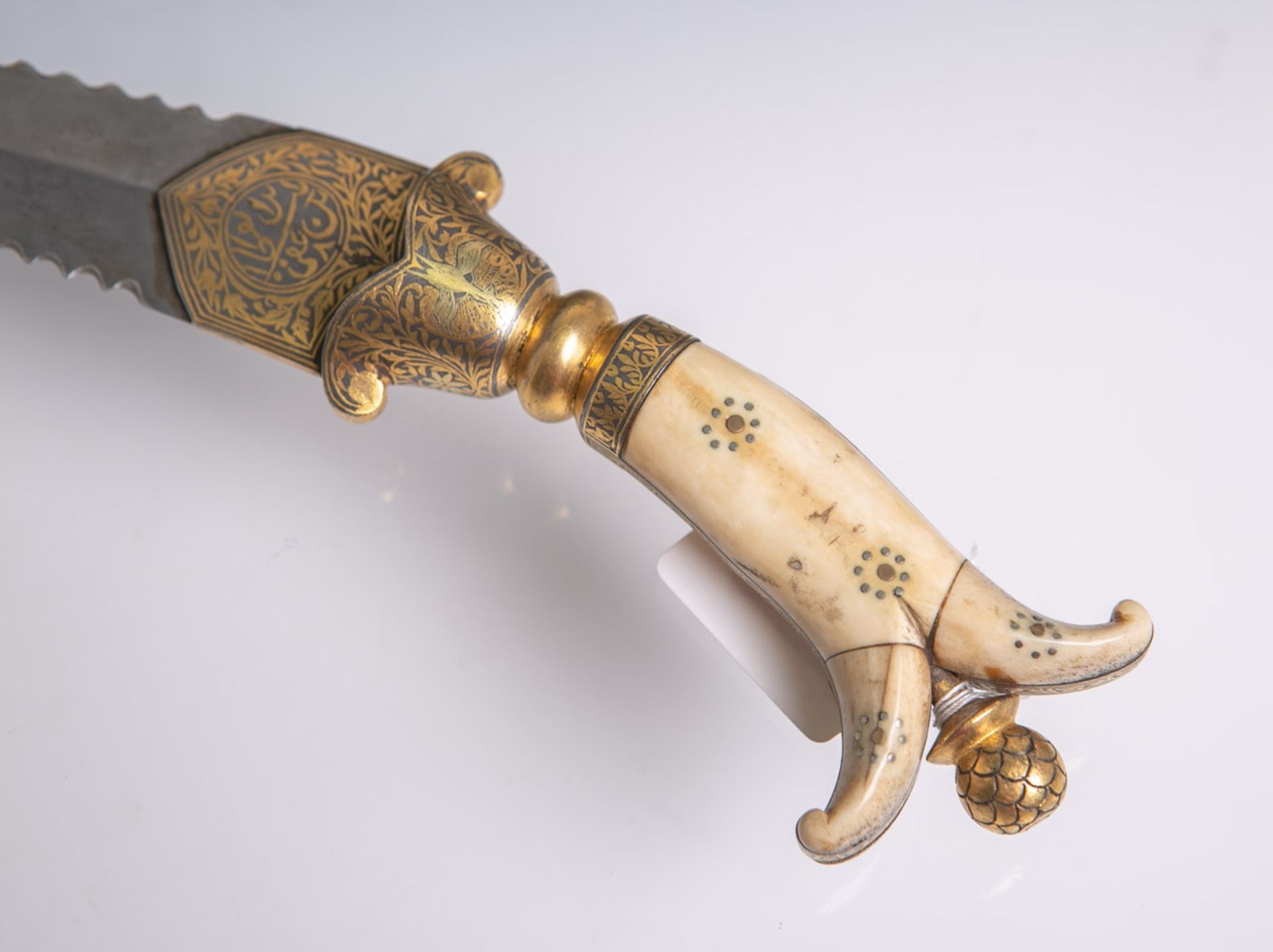 Indo-Persischer Prunkdolch (Alter u. Herkunft unbekannt), gebogene Klinge m. 2-schneidiger - Bild 2 aus 2