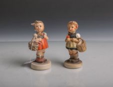 Zwei musizierende Knabenfigurinen (Hummel) aus Keramik/Porzellan von Goebel (blaue