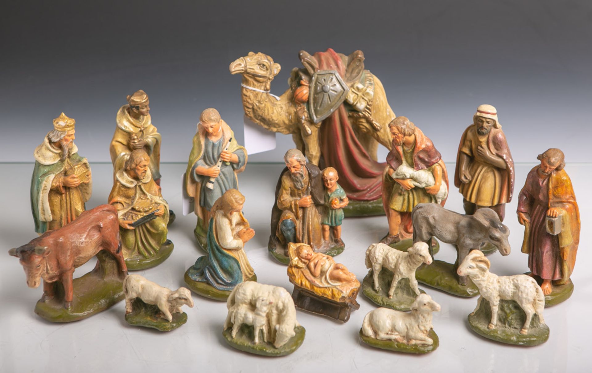 Alte Krippenfiguren aus Keramik (wohl um 1900), 18 Stück, farbig bemalt, vollständig, H.