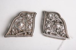 Gürtelschnalle aus massivem 800 Silber (19. Jahrhundert), fein u. durchbrochen gearbeitet,