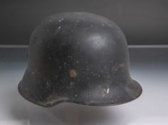 Feuerwehrhelm (wohl 1930/40er Jahre), Stahl, schwarz lackiert, mit original Ledereinsatz,