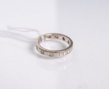 Memoire-Damenring 750 WG, besetzt m. 12 Brillanten von zus. ca. 0.60 ct., gestempelt: