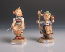 Zwei kleine Figurinen (Hummel) aus Keramik/Porzellan von Goebel (blaue Unterbodenmarke),