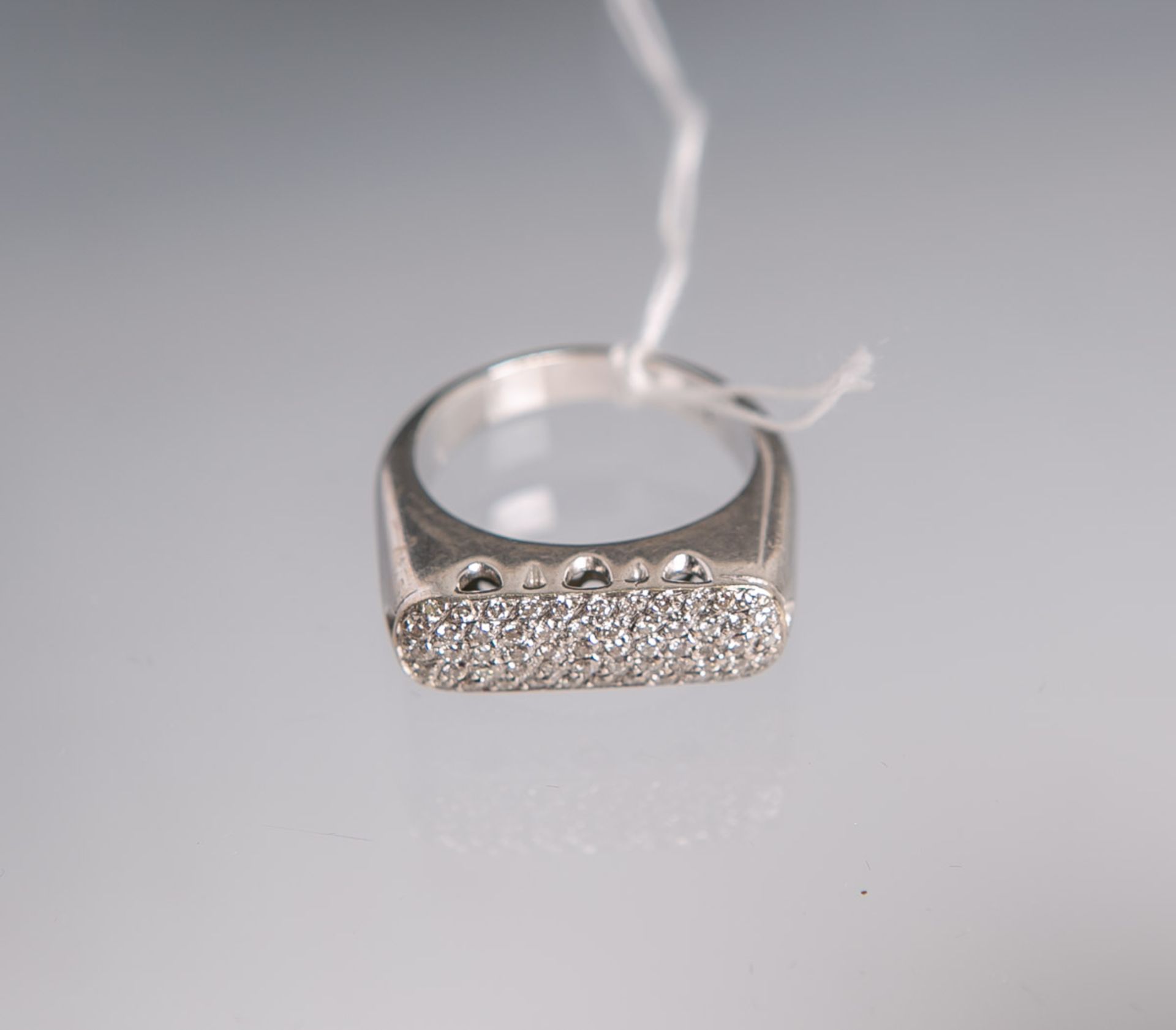 Ring 750 WG, besetzt m. 58 kl. Brillanten von zus. ca. 0.75 ct in hohem Farb- u.