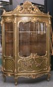 Kleine Vitrine im barocken Stil (wohl 19. Jahrhundert), grün und gold gefasst, mit