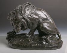 Barye, Antoine-Louis (1796 - 1875), Löwe m. Schlange, Bronze, dunkel patiniert, am Sockel