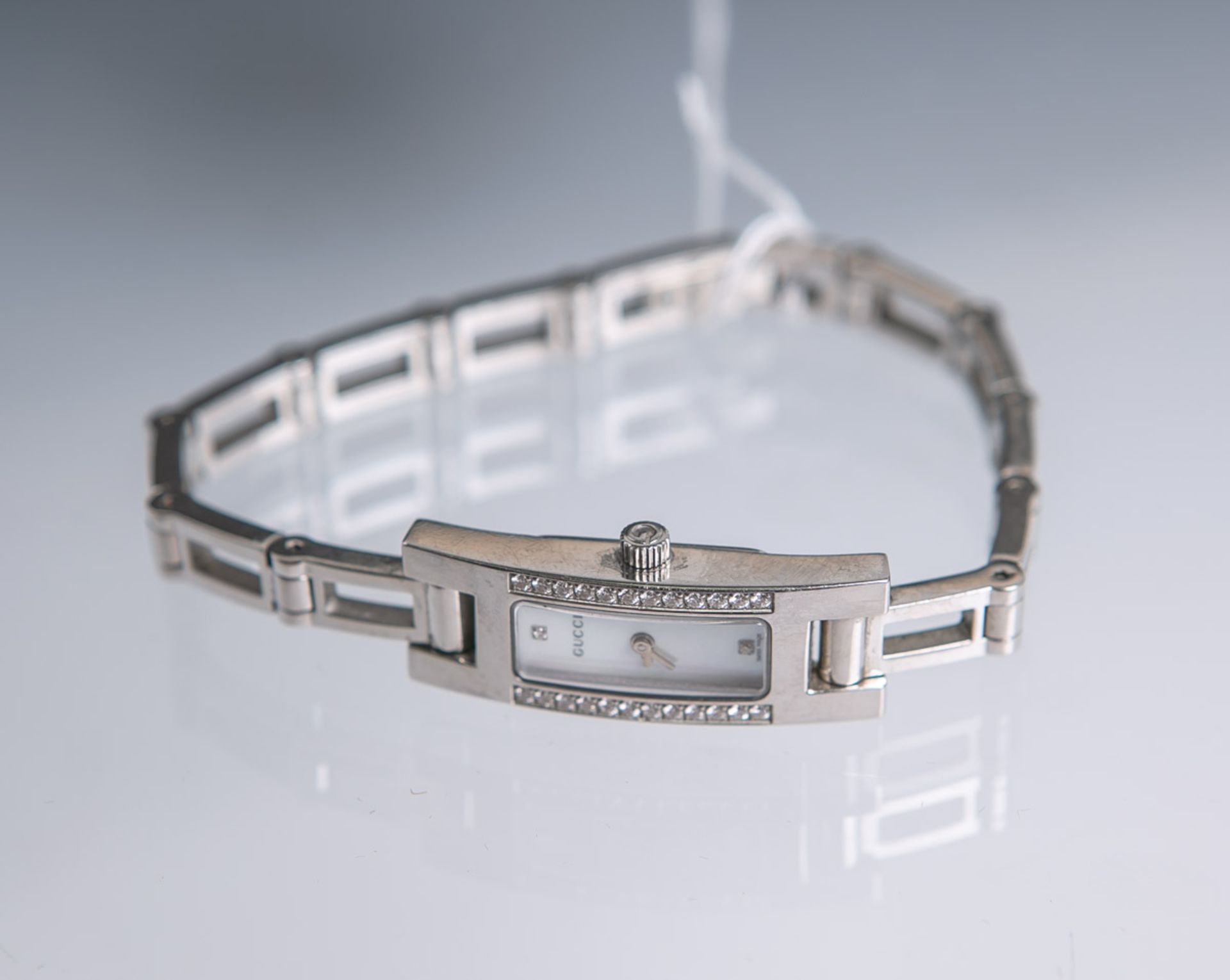 Damenarmbanduhr "Gucci" (Swiss made), Edelstahl, Perlmutt-Zifferblatt in rechteckiger Form