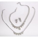 Altes 4-teiliges Strassschmuck-Set, bestehend aus: 2x Collier, L. (ohne Schließe) jeweils