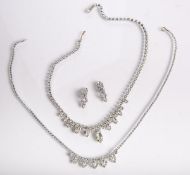 Altes 4-teiliges Strassschmuck-Set, bestehend aus: 2x Collier, L. (ohne Schließe) jeweils