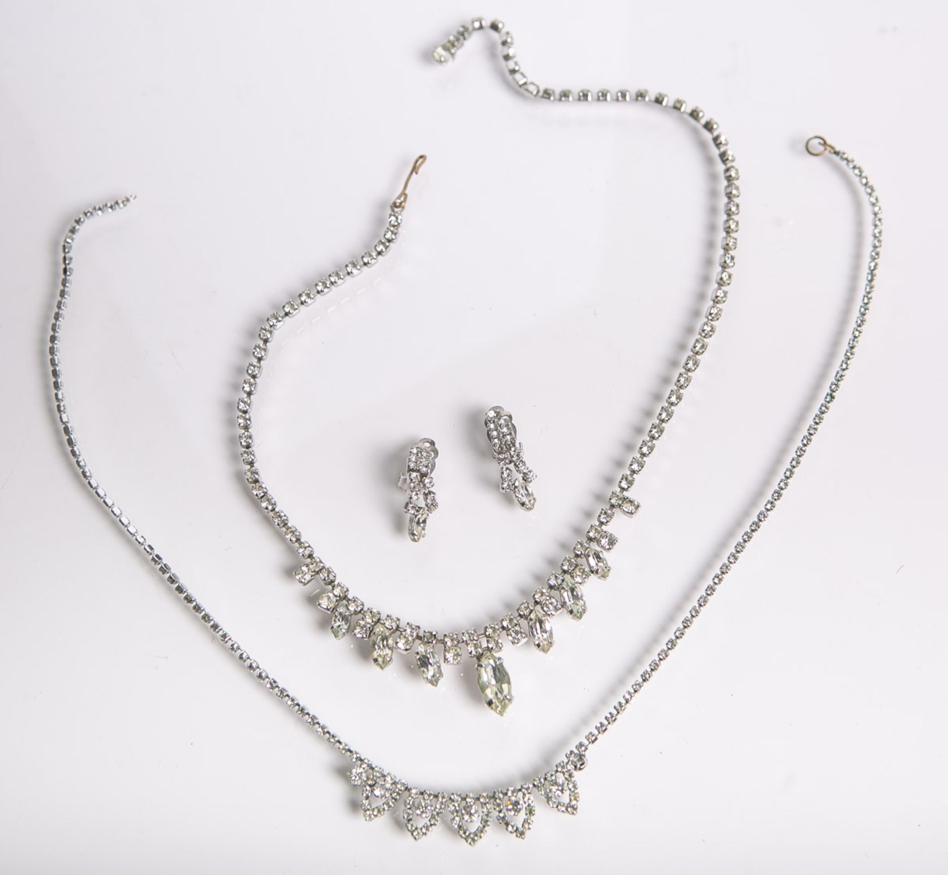 Altes 4-teiliges Strassschmuck-Set, bestehend aus: 2x Collier, L. (ohne Schließe) jeweils