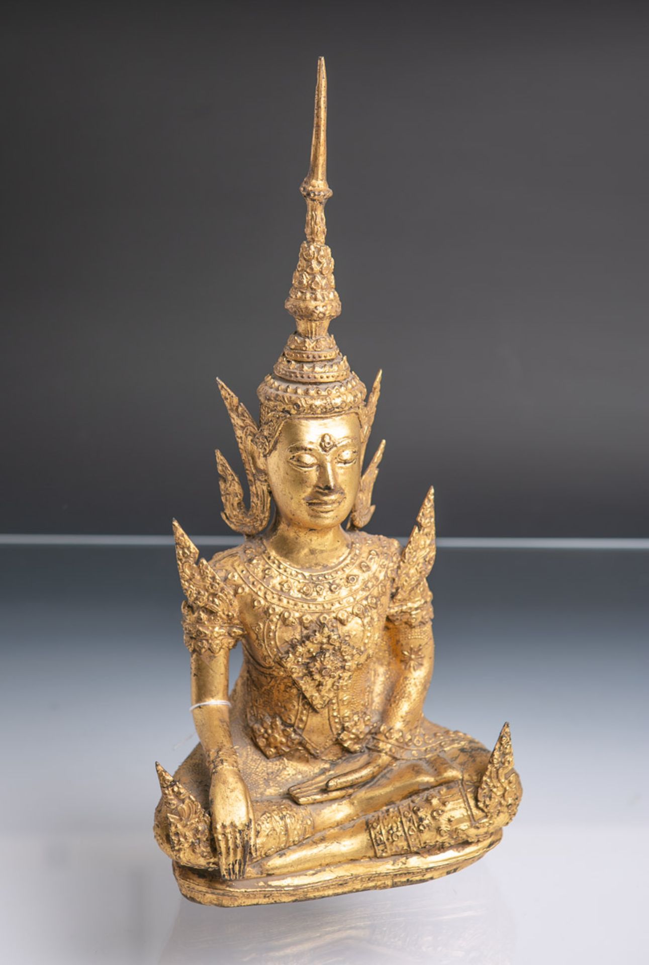 Buddhafigur in Gebetshaltung (wohl Birma, Alter unbekannt), aus vergoldeter Bronze, H. ca.