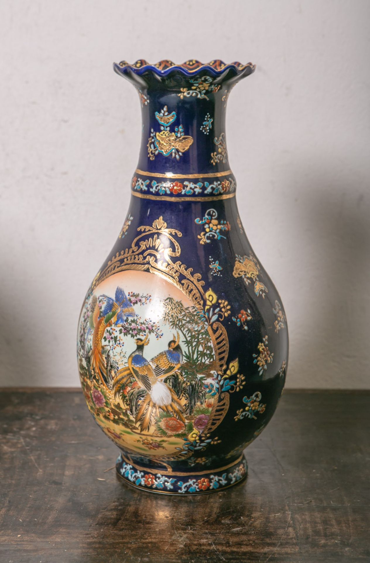 Bodenvase aus Porzellan (20. Jahrhundert), bauchige Form, blauer Fond m. Blumen- u.