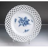 Teller mit Durchbruchsrand aus Porzellan von Meissen (blaue Unterbodenschwertermarke mit