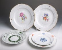 Fünf verschiedene Teller aus Porzellan von Meissen (blaue Unterbodenschwertermarke, wohl